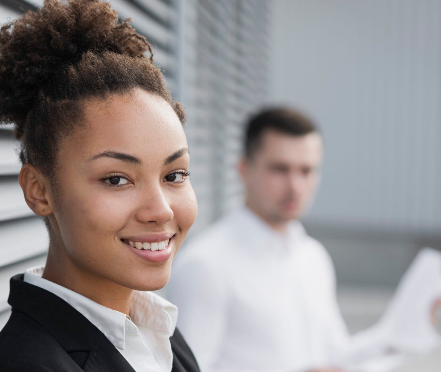 beautiful-woman-defocused-man